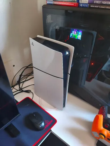 Vendo PS5 no estado de novo com apenas um ano de uso.Acompanhante três controles.15 jogos