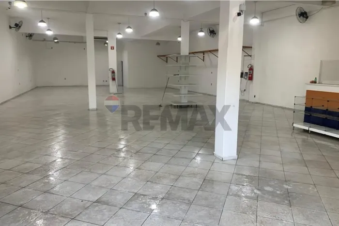 Salão comercial para alugar no bairro Vila Rezende, Piracicaba.