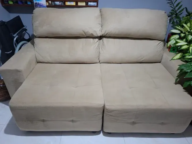 Sofá Retrátil Suede Bege com 2 lugares