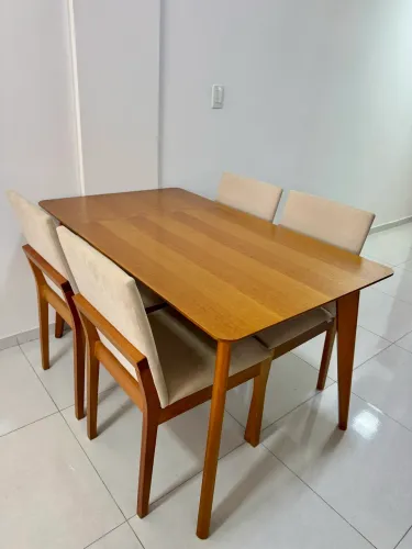 Mesa de Jantar em madeira maciça 1,35x0,80 com 4 cadeiras também em madeira.