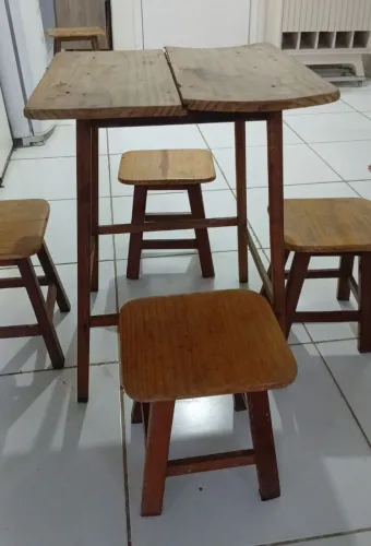 Mesa de madeira com 4 bancos. Durabilidade para vida. E madeira mesmo