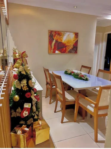 VENDO só a MESA completa COM AS CADEIRAS 