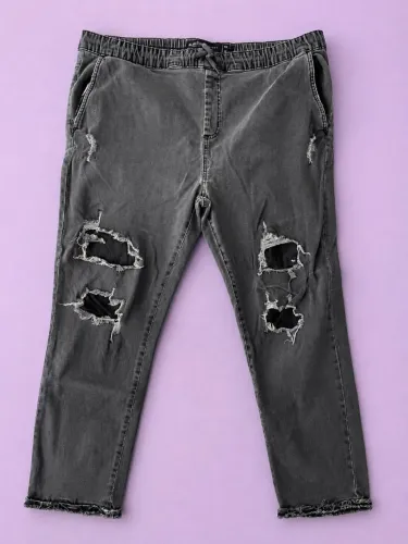 Calça jeans jogger destroyed.