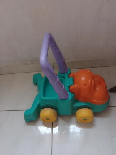 Vendo carrinho com puxador infantil usado