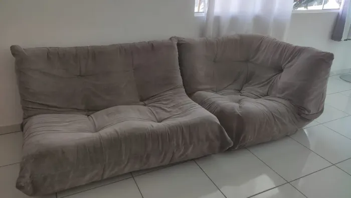 Vendo 2 sofás usados (modelo que fica direto no chão, sem pé)