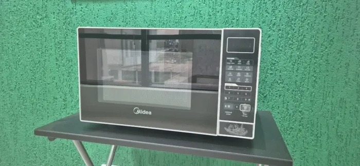 Micro-ondas 20L - Excelente estado - Pouco uso Branco Porta Preta Minuto Fácil Midea - 220