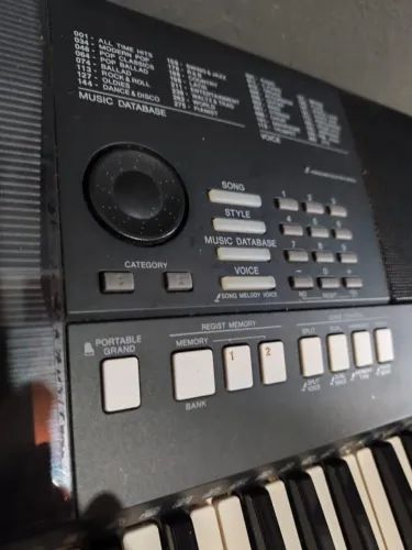 Teclado Yamaha PSRE 423 + Pedal de sustain