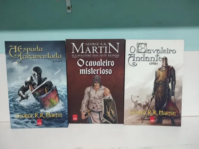 O cavaleiro misterioso , o cavaleiro andante e a espada juramentada.