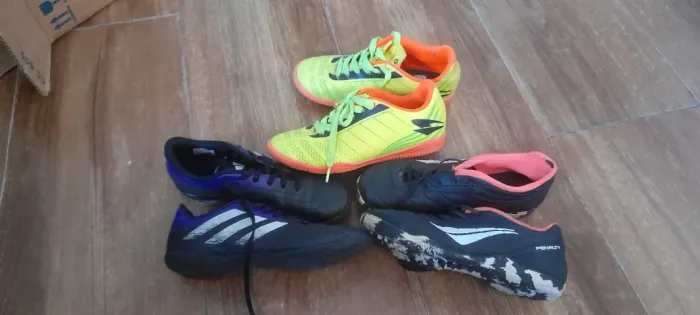 Lote 100 reais N32/33 chuteiras futsal infantil