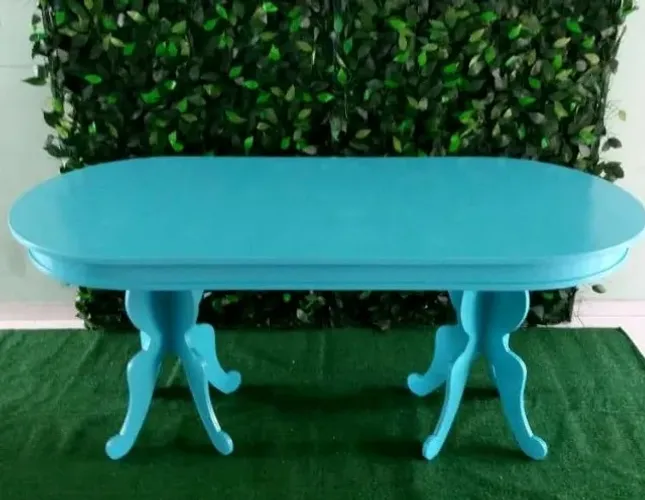 Mesa oval Thiffany para decoração de festas. 