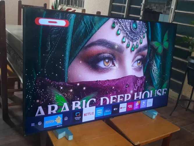 tv 50 smart Samsung tu8000 detalhe linha que não atrapalha em nada assistir *