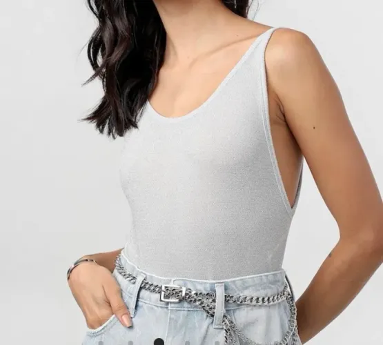 Body feminino com fios metalizadas prata PP