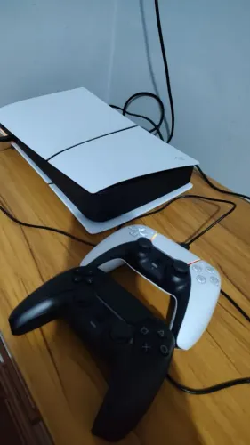 PS5 dois controles mídia digital