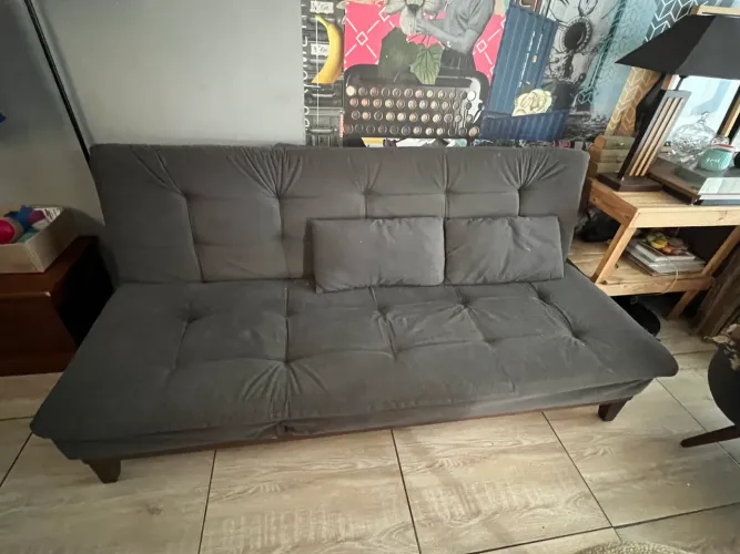 Sofá-cama de 3 lugares é revestido em suede cinza