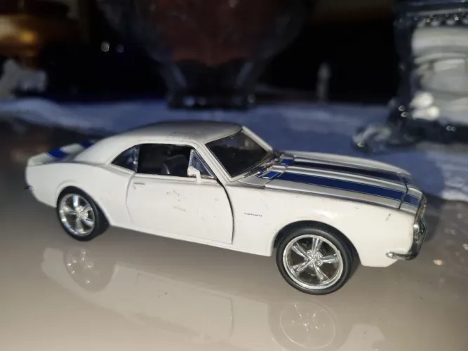 Miniatura Chevrolet Camaro SS 1969 Maisto 1:18 Branco/Azul (Usado)