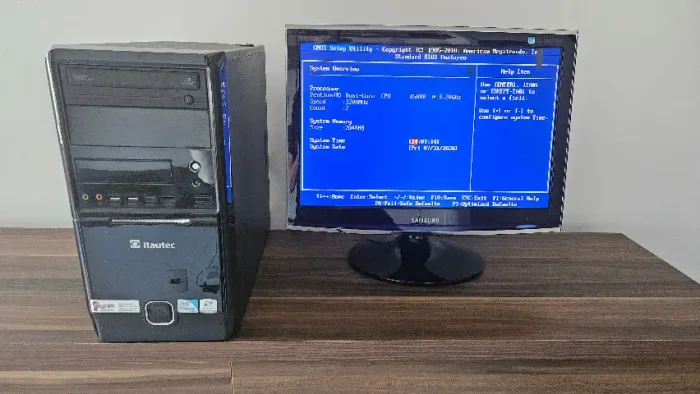 Computador de mesa Itautec com monitor
