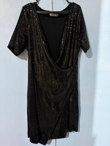 Vestido curto preto paetê
