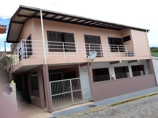 Casa com uma suite e sacada extensa no Centro Histórico (70m da Praia)