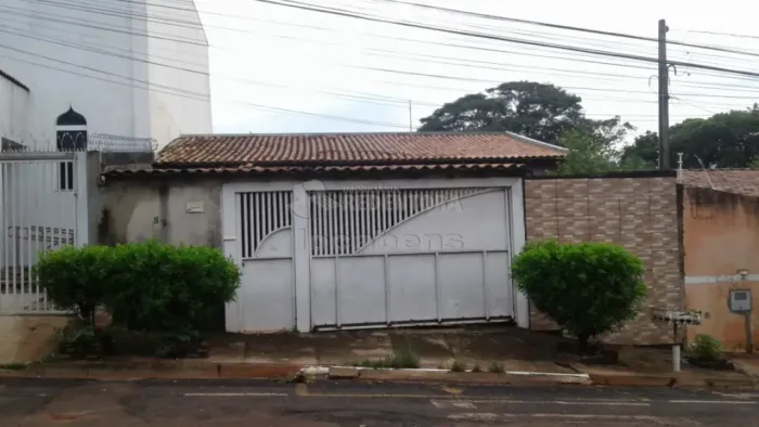 CIDADANIA - Casa em terreno de 200 m² com área construída de 91,99 m², necessitando de ref