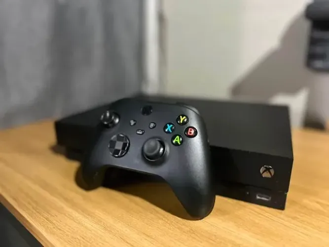 Xbox One X - Project Scorpio - 1Tb + Controle Original