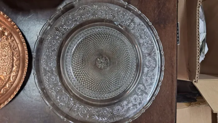 Antigo PRATO DE BOLO EM VIDRO, DECORADO EM RELEVO INVERTIDO ARABESCO  DIAMETRO 30CM 