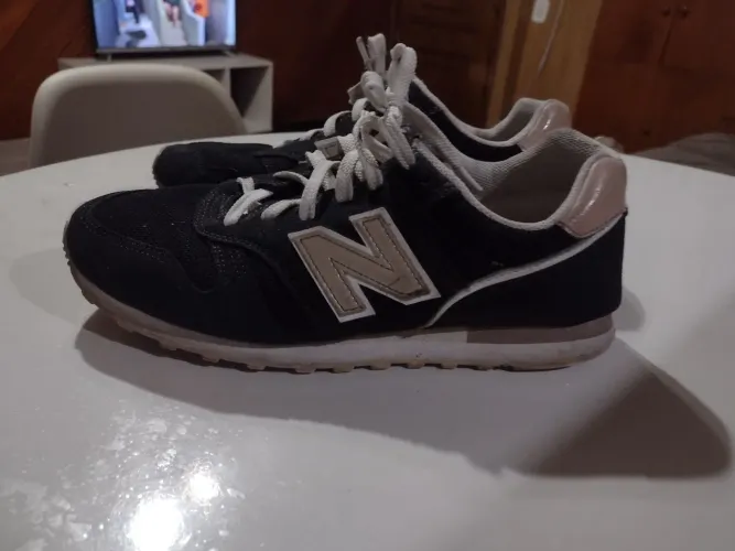 Tênis New Balance preto, número 39.