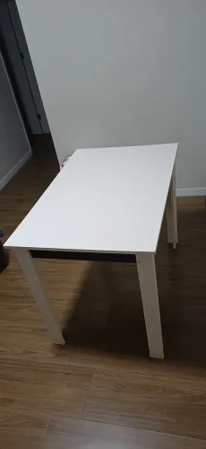 Mesa retangular branca, usada