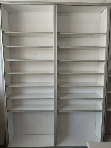 Prateleiras diversas, vários tamanhos e preços.