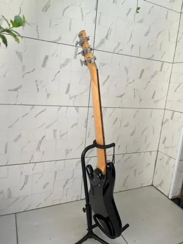 Contra baixo ibanez 6 cordas