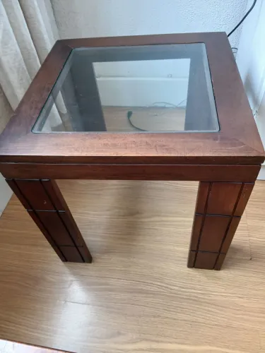 Mesa Lateral de Apoio em Madeira Maciça com Tampo de Vidro (Excelente Estado)