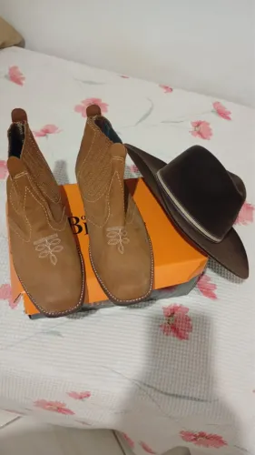 Vendo bota cawtry e chapéu apralana original nunca usado!!!