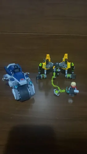 LEGO Marvel Ataque dos Vingadores em Speeder Bike