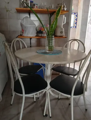 Mesa tubular com tampo de mármore