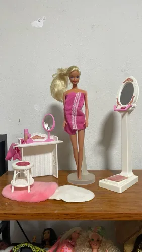 Barbie e acessórios de banheiro da estrela