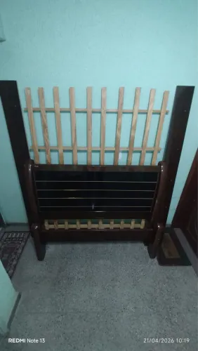 Cama de madeira maciça com cabeceira dupla 