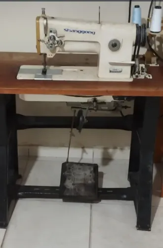 Vendo maquiagem de costura Reta!      2 agulhas, lubrificante automática!