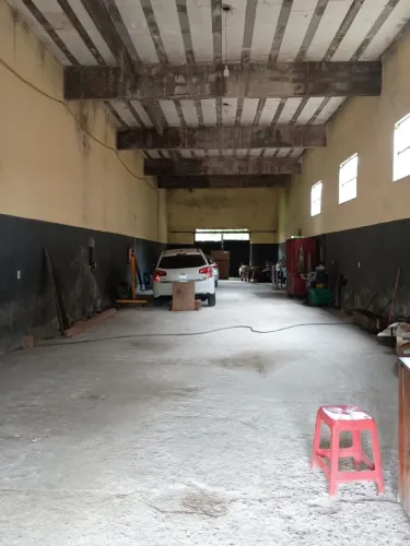 Aluga-se Galpão 170m² na Av. Pedro Miranda, px Alferes Costa