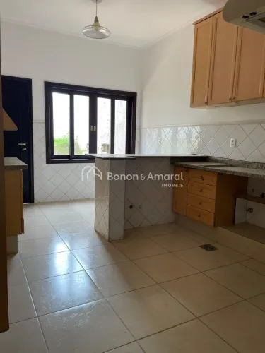 Casa em condomínio para locação, 3 suítes, salas integradas, 230 m² com vista para as mont