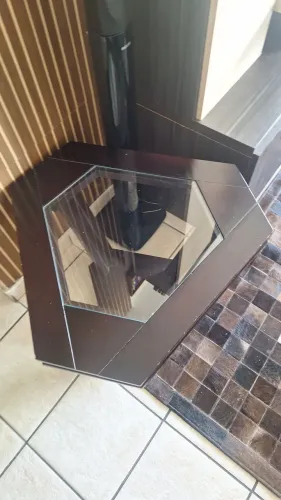Mesa de centro em madeira e vidro