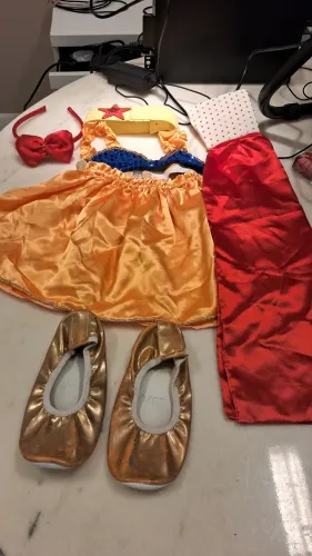 Fantasia infantil de Branca de Neve e Mulher Maravilha