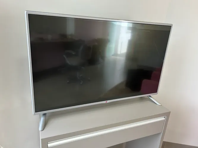 TV 42 LG Smart TV modelo 42LB5800 - tela quebrada - com controle