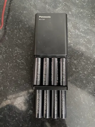 Carregador com pilha Eneloop Pro 