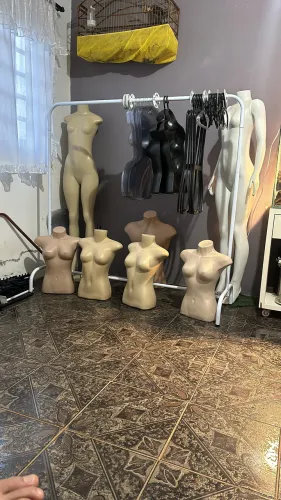 Araras, manequins, bustos loja de roupas