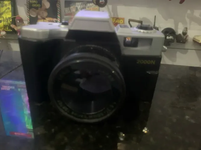 câmera fotográfica analógica da marca Yashica, modelo 2000N