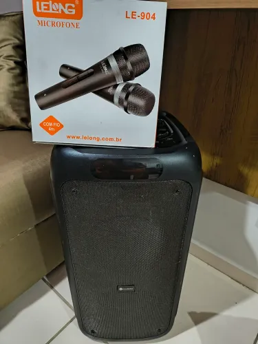 Caixa de som 1.000 wts de potência Golden TEC acompanha 2 microfones.