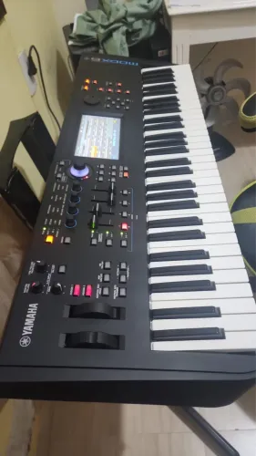 Teclado sintetizador Yamaha MODX6+