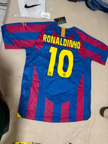Camisa Retrô Barcelona Ronaldinho R10 - Clássica 2005/06