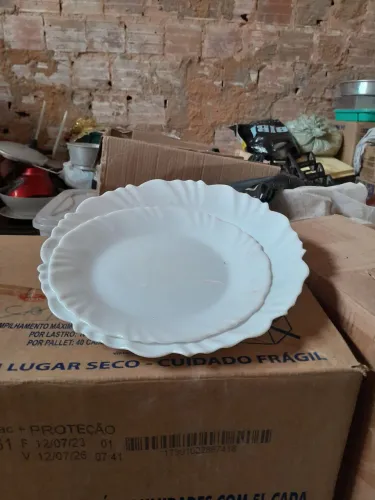 Vendo tapawer por 35,00 e conjunto de pratos por 100,00 e garrafas p/ suco 1,00