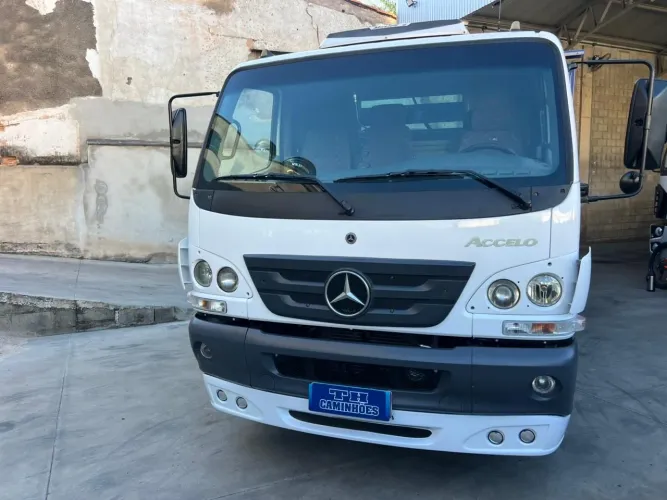 MB Accelo 915 com carroceria nova de 6,50