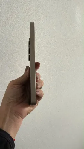 Samsung S25 Ultra com relógio